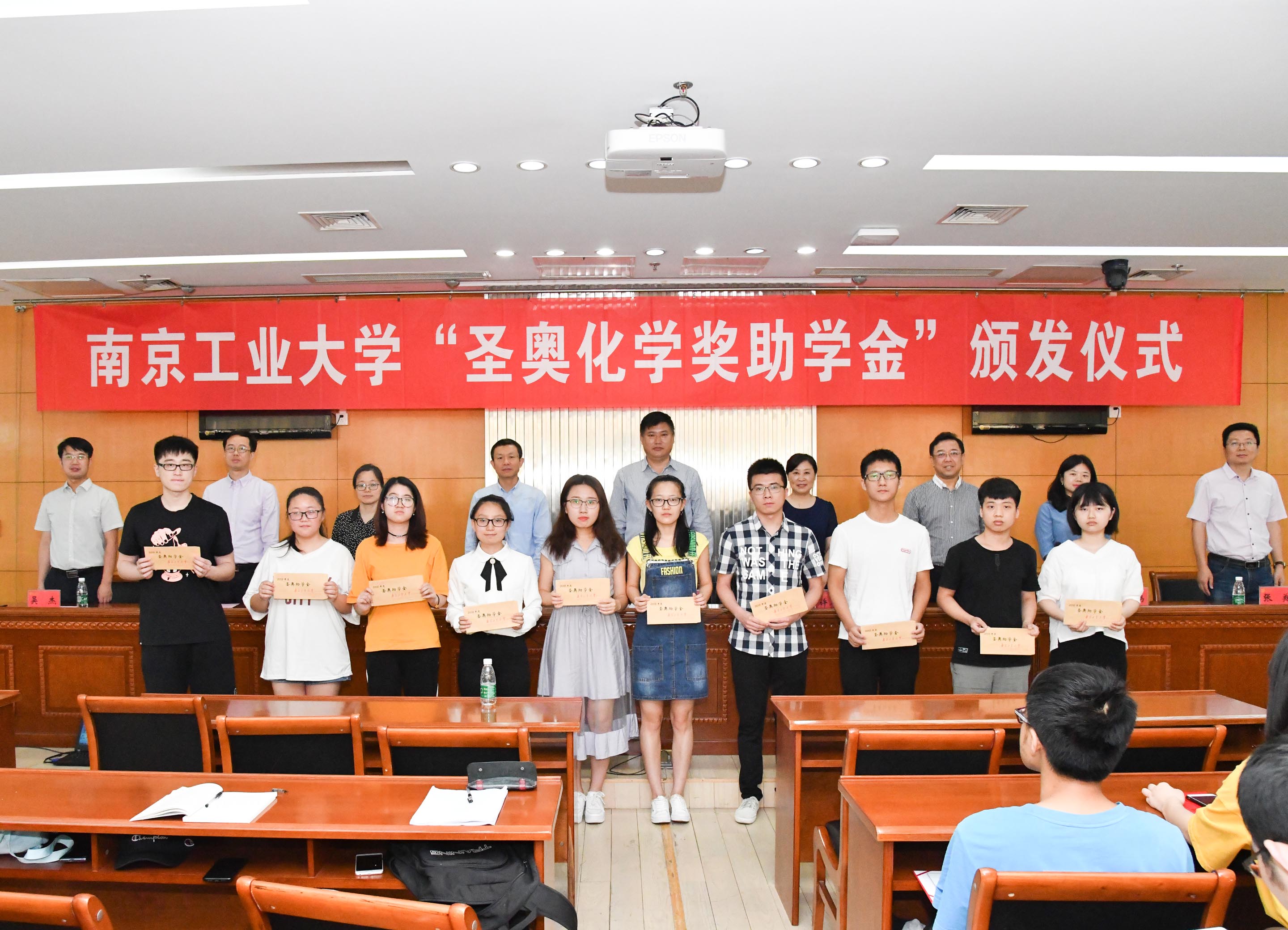 Sennics Awarded 2018 Grants and Scholarships to Students from Nanjing Tech University 