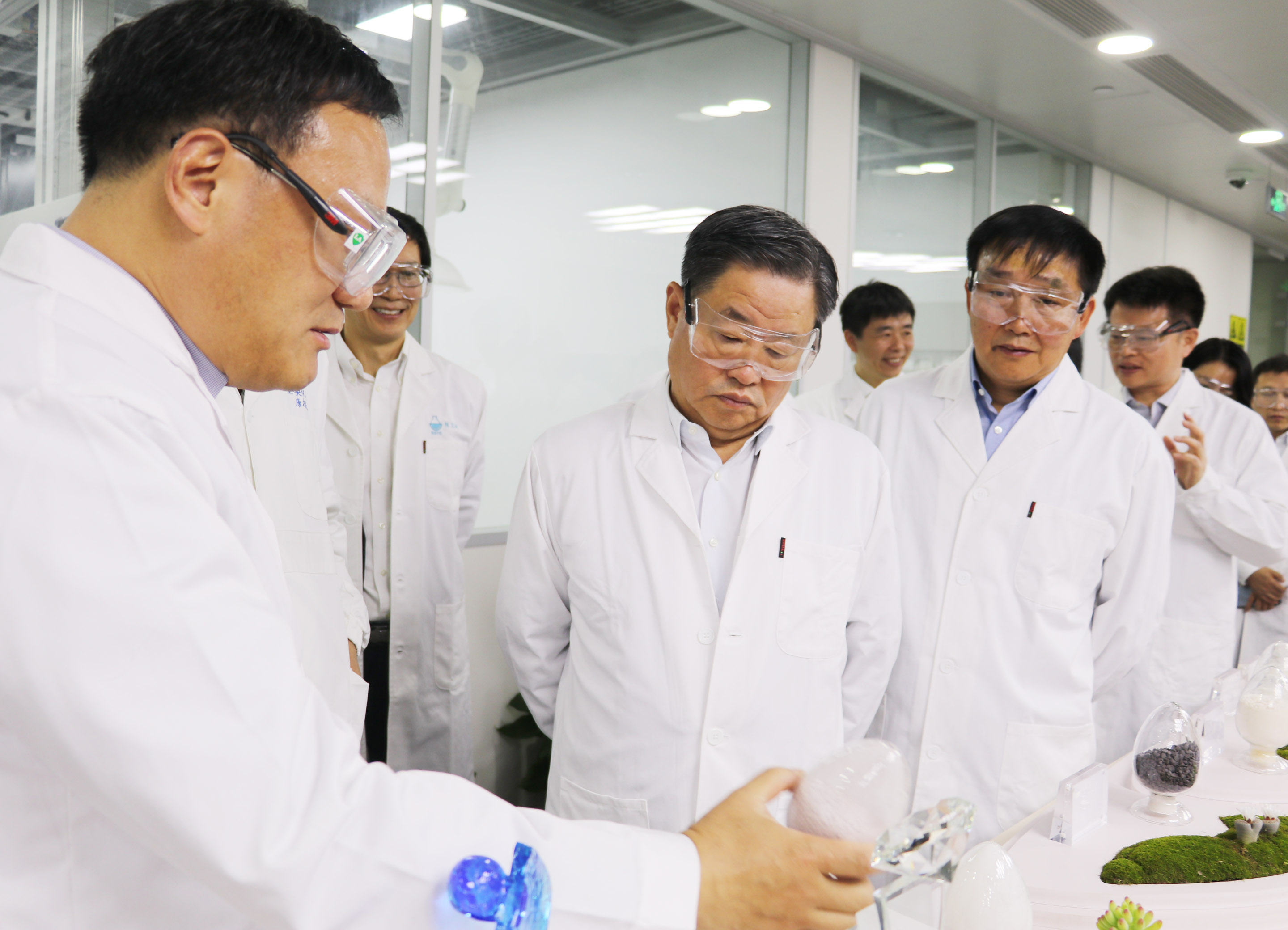 Sinochem Chairman Ning Gaoning Takes an Inspection Tour of Sennics R&D Center 